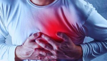 heart attack vs cardiac arrest, difference between heart attack and cardiac arrest, Dr Manan Vora, heart emergency tips, CPR during cardiac arrest, heart attack symptoms, cardiac arrest treatment, heart health awareness, emergency heart care, NutriByte Wellness, how to handle heart attack, what to do in cardiac arrest, cardiac arrest first aid, Dr Manan Vora Instagram health tips.