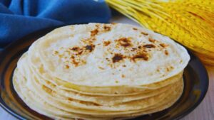 roti vs rice at night, which is better roti or rice for dinner, digestion and sleep, healthy dinner options, Indian diet tips, fiber vs carbohydrates, easy to digest foods, what to eat at night for better sleep, roti digestion, rice digestion, light dinner ideas, Indian food for good sleep, best food for night digestion, wheat vs rice comparison.