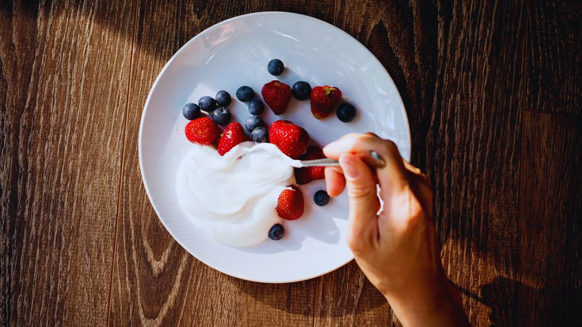 best time to eat yoghurt, yoghurt for gut health, probiotics timing, yoghurt for weight loss, yoghurt before meals, Greek yoghurt benefits, yoghurt for bones, when to eat yoghurt, yoghurt health benefits, yoghurt snack timing, probiotic absorption, healthy eating tips, yoghurt diet, nutritional benefits of yoghurt, yoghurt after workout, yoghurt digestion