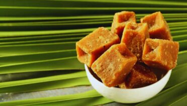 jaggery vs sugar, jaggery health benefits, is jaggery healthier than sugar, refined sugar side effects, jaggery nutrition, benefits of jaggery, natural sweeteners, Ayurveda jaggery benefits, jaggery digestion, jaggery immunity, glycaemic index jaggery, sugar health risks, jaggery antioxidants, jaggery metabolic health, traditional sweeteners