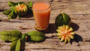 benefits of eating guava daily, guava health benefits, what happens when you eat guava, guava nutrition, guava benefits for skin, guava for weight loss, guava for digestion, guava for diabetes, guava for immunity, guava for heart health, vitamin C in guava, guava breakfast ideas, guava antioxidant benefits, guava for eye health, daily superfoods, high fiber fruits