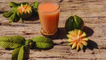 benefits of eating guava daily, guava health benefits, what happens when you eat guava, guava nutrition, guava benefits for skin, guava for weight loss, guava for digestion, guava for diabetes, guava for immunity, guava for heart health, vitamin C in guava, guava breakfast ideas, guava antioxidant benefits, guava for eye health, daily superfoods, high fiber fruits