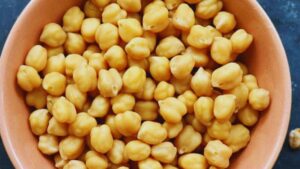 boiled chana benefits, boiled chickpeas nutrition, healthy Indian snacks, protein-rich foods, weight loss foods, vegetarian protein sources, chickpeas for diabetics, high fiber foods, heart healthy foods, boiled chana recipe, chickpeas for energy, best post workout snacks, healthy eating habits, plant-based protein foods.