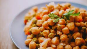 boiled chana benefits, boiled chickpeas nutrition, healthy Indian snacks, protein-rich foods, weight loss foods, vegetarian protein sources, chickpeas for diabetics, high fiber foods, heart healthy foods, boiled chana recipe, chickpeas for energy, best post workout snacks, healthy eating habits, plant-based protein foods.