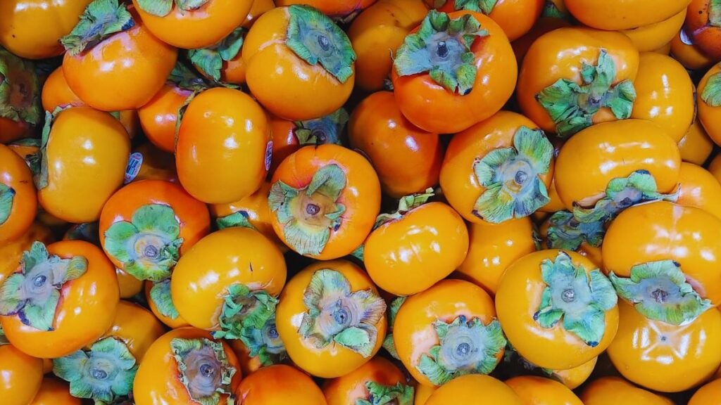 persimmons benefits, persimmons in winter, persimmon nutrition, winter immunity foods, antioxidant-rich fruits, heart healthy fruits, vitamin C foods, beta-carotene rich fruits, winter diet tips, persimmon health benefits, natural energy foods